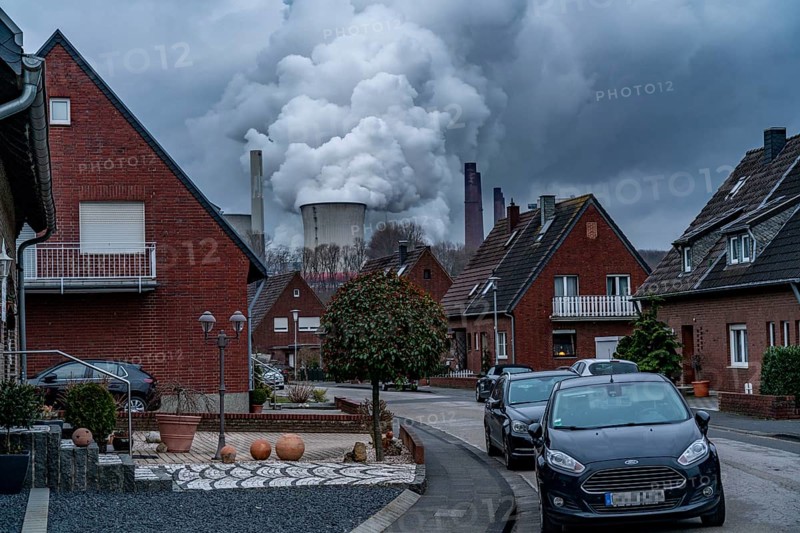 Lignite-fired power station, RWE Power AG Niederaußem power station, Niederaußem district, residential buildings directly adjacent to the power station, part of Bergheim, North Rhine-Westphalia, Germany, Europe