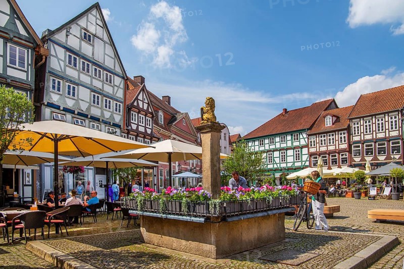 Fountain on the Großer Plan in the old town centre with typical half-timbered houses, Celle, Lüneburg Heath, Lower Saxony, Germany, Europe
