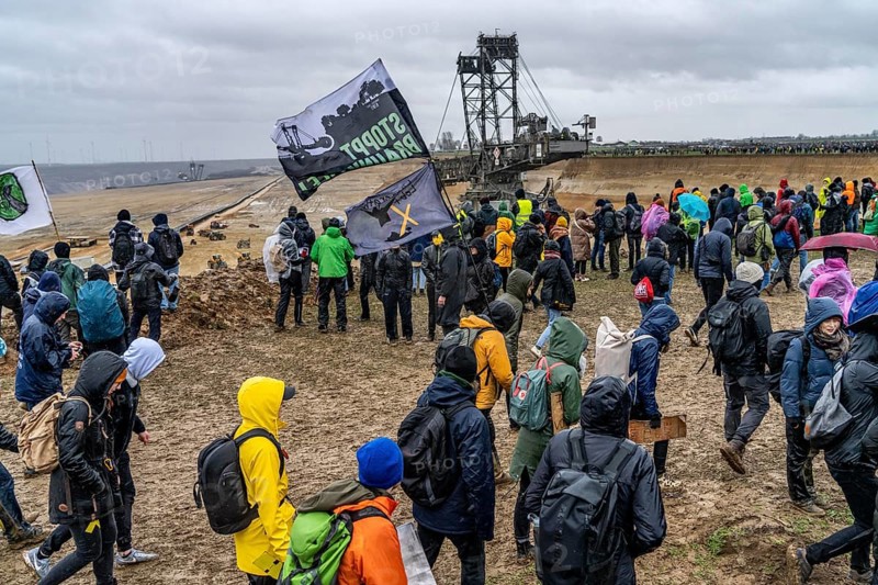 Many thousands of demonstrators march after a demonstration against the demolition of the lignite village of Lützerath, to the edge of the Garzweiler open-cast mine and on to the rest of the village, Lützerah, Erkelenz, North Rhine-Westphalia, Germany, Europe