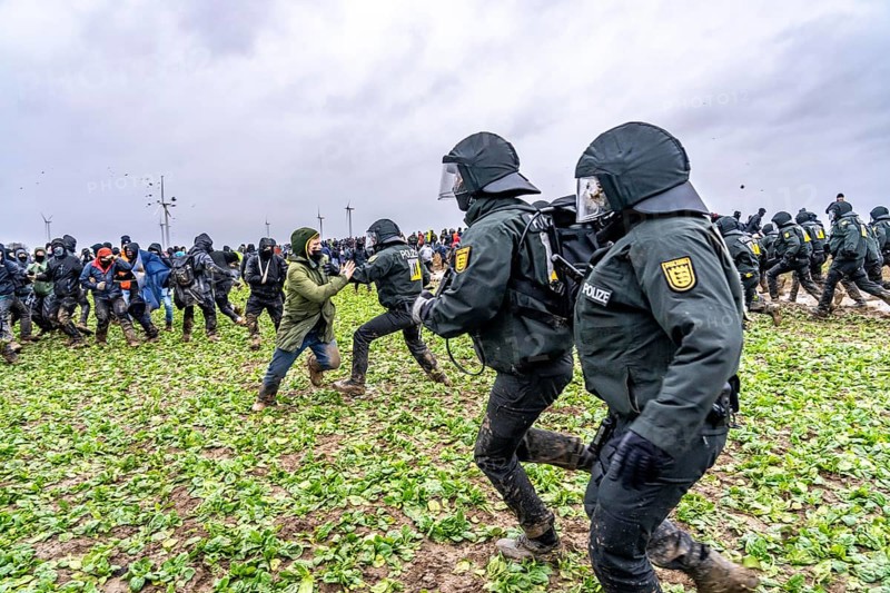 Violent clashes between thousands of demonstrators and the police, after a demonstration against the demolition of the brown coal village of Lützerath, the demonstration participants try to get to the rest of the village, Lützerah, and storm it, the police prevent this with a large contingent of forces, Erkelenz, North Rhine-Westphalia, Germany, Europe