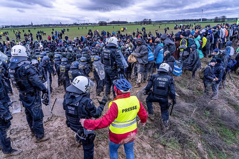 Violent clashes between thousands of demonstrators and the police, after a demonstration against the demolition of the brown coal village of Lützerath, the demonstration participants try to get to the rest of the village, Lützerah, and storm it, the police prevent this with a large contingent of forces, Erkelenz, North Rhine-Westphalia, Germany, Europe