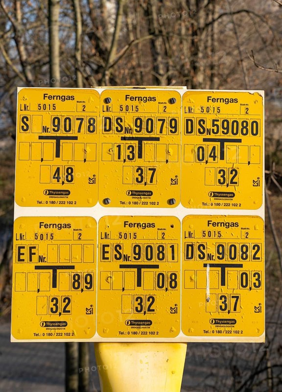 Signs for supply facilities, long-distance gas pipelines, pointing out underground hydrants or shut-off valves for water supply, wastewater disposal, gas and district heating pipes