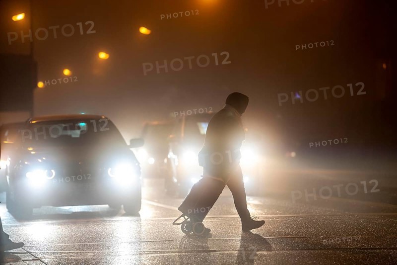 Pedestrian, darkness, city centre traffic, Rüttenscheider Straße, pedestrian crossing, traffic light, fog, autumn, winter, Essen, North Rhine-Westphalia, Germany, Europe