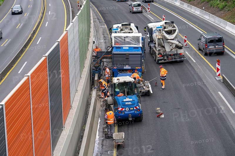 Motorway construction site on the A52 in Essen, basic renovation of the two carriageways in both directions, over 8 years, here the construction of concrete crash barriers between the carriageways, using the so-called sliding construction method, around 500 metres of concrete crash barrier, crash barrier is built per day, North Rhine-Westphalia, Essen