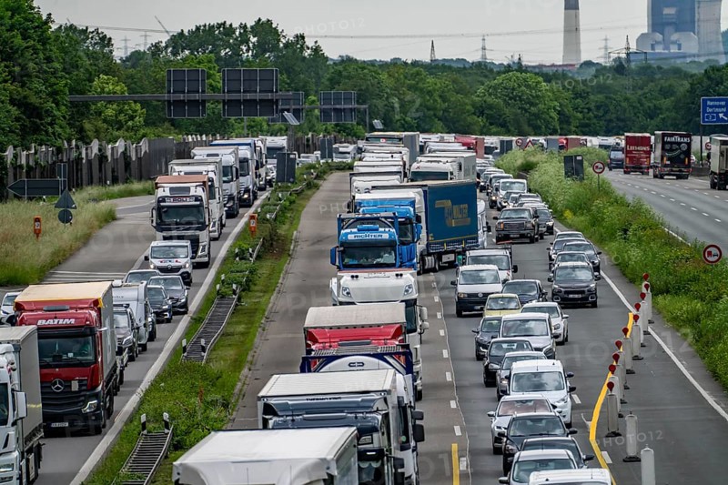 Traffic jam on the A2 motorway near Bottrop, behind the Bottrop motorway junction, in the direction of Oberhausen, due to a long-term construction site, renewal of the lanes, reduction of the lanes from 4, incl. access from the A31, to 2 lanes, daily traffic jam, North Rhine-Westphalia, Germany, Europe
