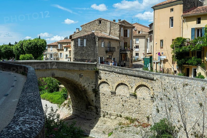 Vaison-la-Romaine. Les Baronnies. The Roman bridge over the Ouveze river at the foot of the town. Vaucluse. Provence-Alpes-Côte d'Azur. France