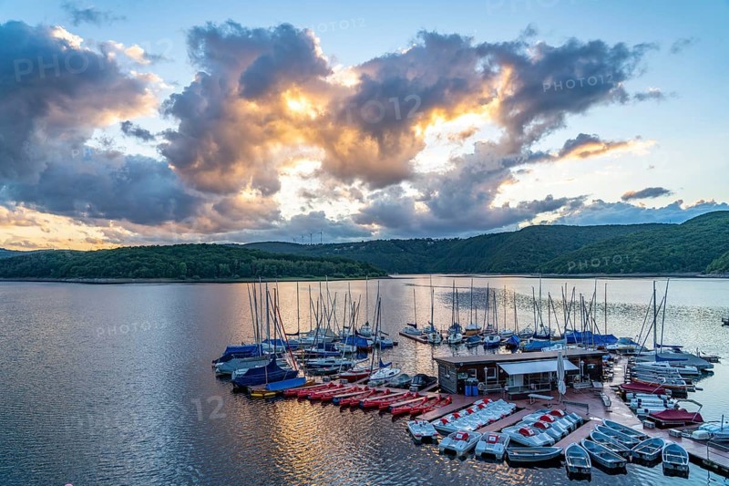 Lake Rursee, reservoir in the Eifel National Park, north-east bank near Heimbach, near the Rur dam Schwammenauel, sailing boats on the floating jetty, North Rhine-Westphalia, Germany, Europe
