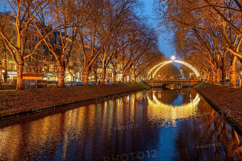 Königsallee, Kö, elegant shopping street in the city centre of Düsseldorf, arc of light over the city canal, Christmas time, North Rhine-Westphalia, Germany, Europe