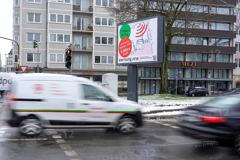 Warning day in North Rhine-Westphalia, the state-wide trial alert takes place on 09.03.23, in addition to sirens, loudspeaker announcements, warning apps, messages on radio, television, internet and social media, the state triggers the warning means Cell Broadcast and over 1100 digital display boards, mostly in cities, for the first time centrally, here Düsseldorf, advertising for the warning day