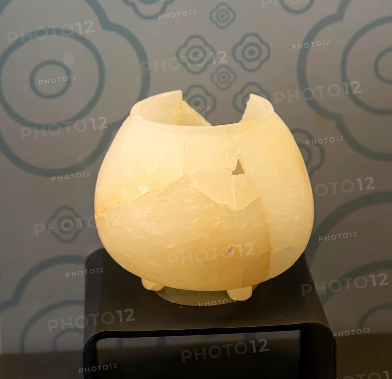 Alabaster vase bowl, from Chicanna, Late Classic period, Mayan archaeological museum, Fort San Jose, Campeche, Mexico, Central America