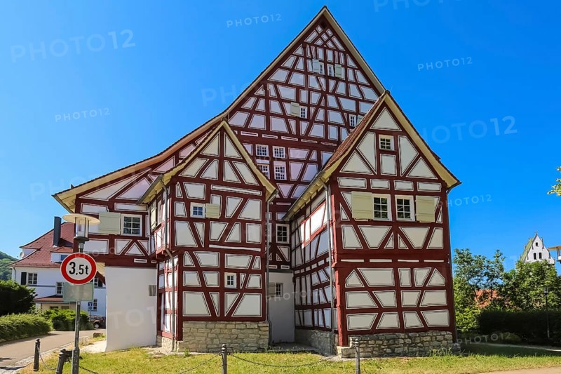Schlössle Oberlenningen, Lenningen Castle, former aristocratic residence of the Schilling von Cannstatt family, now the Museum of Paper and Book Art in the Schlössle, historic building, half-timbered, cultural monument, Oberlenningen, suburb of Lenningen, Esslingen district, Baden-Württemberg, Germany, Europe