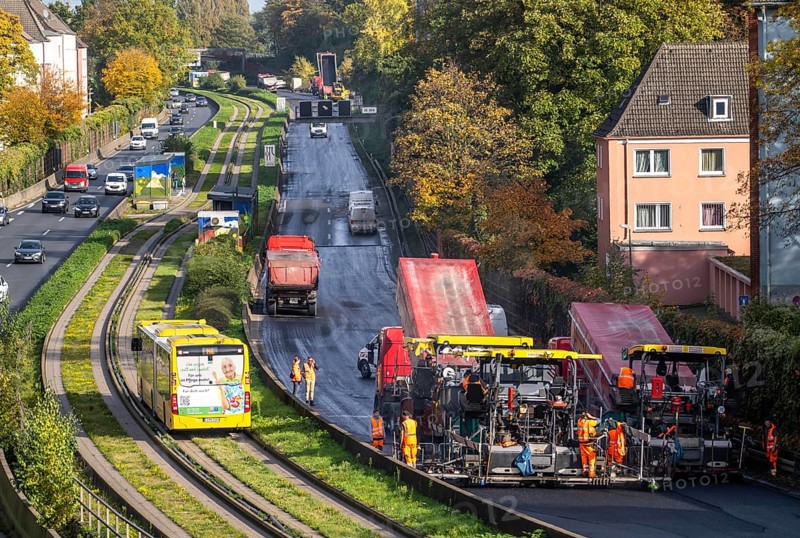 New whisper asphalt surface for the A40 motorway, in the city of Essen, direction Dortmund, 95, 000 square metres of porous asphalt will be laid over a distance of around 6 km, the motorway will be closed for 1 week, bus lane, North Rhine-Westphalia, Germany, Europe