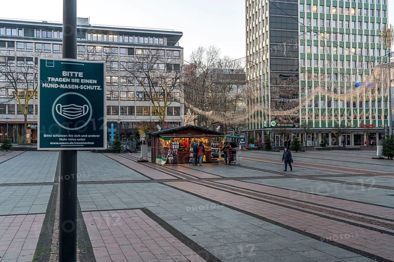 The Christmas market in Essen, Kennedyplatz, partly already set up, then stopped for the lockdown, in November 2020, now 30 stalls are allowed to open in the entire city centre, lonely socks stall, request for voluntary mask wearing, Essen, North Rhine-Westphalia, Germany, Europe