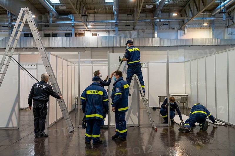 Construction of a vaccination centre for corona vaccinations, in a hall at Messe Essen, by the city, the fire brigade and various aid organisations, construction of 12 vaccination lines for a daily vaccination of up to 2, 400 people, operated by the North Rhine-Westphalia Association of Statutory Health Insurance Physicians, construction of the cabins for the vaccination lines