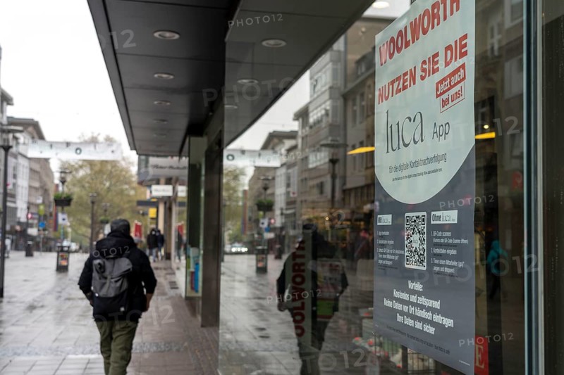 Woolworth department stores', shopping in the shop with the Luca app, third lockdown in the Corona crisis, empty shopping street, closed shops, hardly any passers-by, pedestrian zone Kettwiger Straße, Essen, North Rhine-Westphalia, Germany, Europe