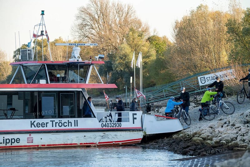 Passenger ferry Keer Tröch II, for pedestrians, cyclists and motorcyclists across the Rhine between Wesel-Bislich and Xanten, Lower Rhine, North Rhine-Westphalia, Germany, Europe