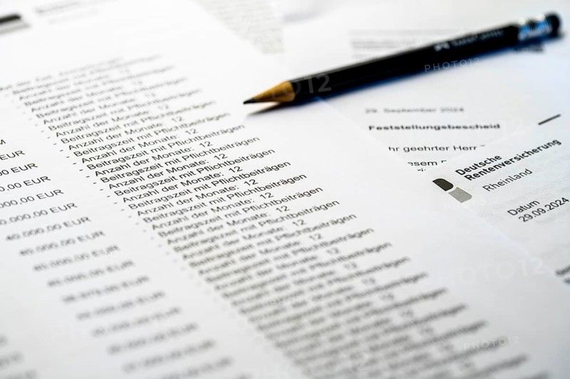 Symbolic image pension, pension information, assessment notice on contributions made to the statutory pension insurance and expected pension on reaching retirement age, notification from the German Pension Insurance to an insured person