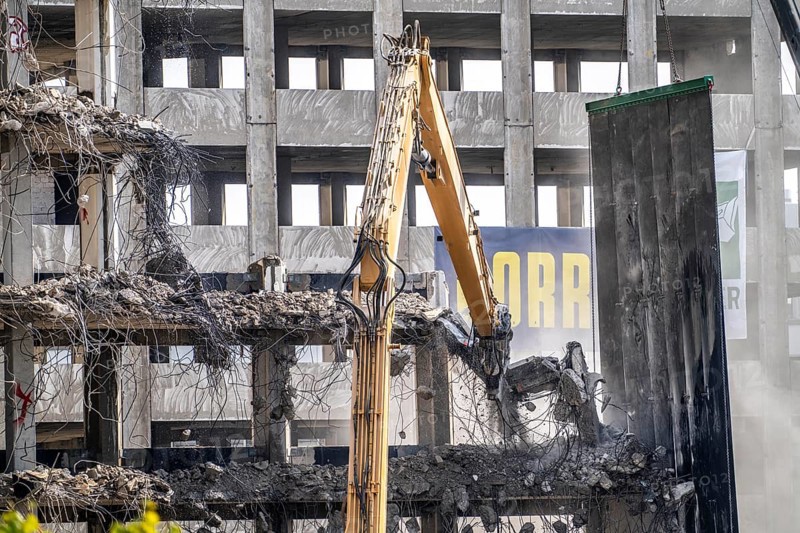 Construction site on Haroldstraße, demolition of a former office building, after complete gutting only the concrete parts remain, large excavator with cutting pliers cuts up concrete parts, steel wire, Düsseldorf, North Rhine-Westphalia, Germany, Europe
