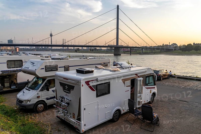 Motorhome parking space on the banks of the Rhine, Düsseldorf am Rhein, motorhome parking space on the banks of the Rhine, Rheinterrasse, Oberkassler Brücke, Düsseldorf, North Rhine-Westphalia, Germany, Europe