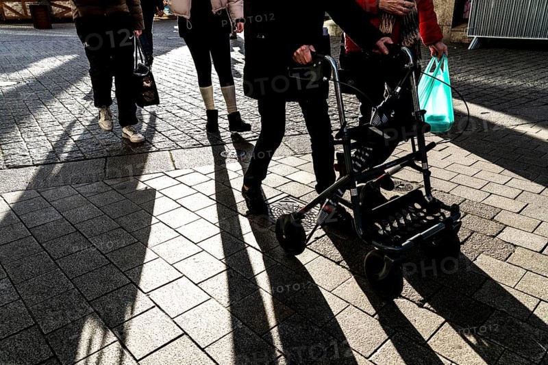Pedestrians in a pedestrian zone, winter, long shadows, Dortmund, North Rhine-Westphalia, Germany, Pedestrians in a pedestrian zone, winter, long shadows, Dortmund, North Rhine-Westphalia, Germany, Europe