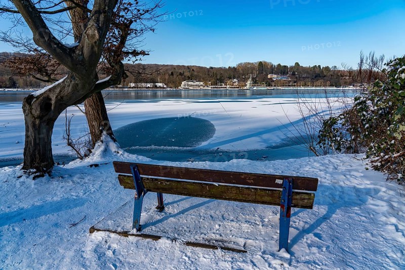 Winter in the Ruhr area, Lake Baldeney, snow-covered, partly frozen lake, Essen, North Rhine-Westphalia, Germany, Europe