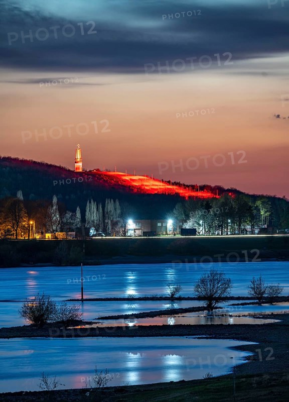 Rhine near Duisburg-Beeckerwerth, Rheinpreussen spoil tip in Mörs, spoil tip sign Das Geleucht, light installation, Duisburg, North Rhine-Westphalia, Germany, Europe
