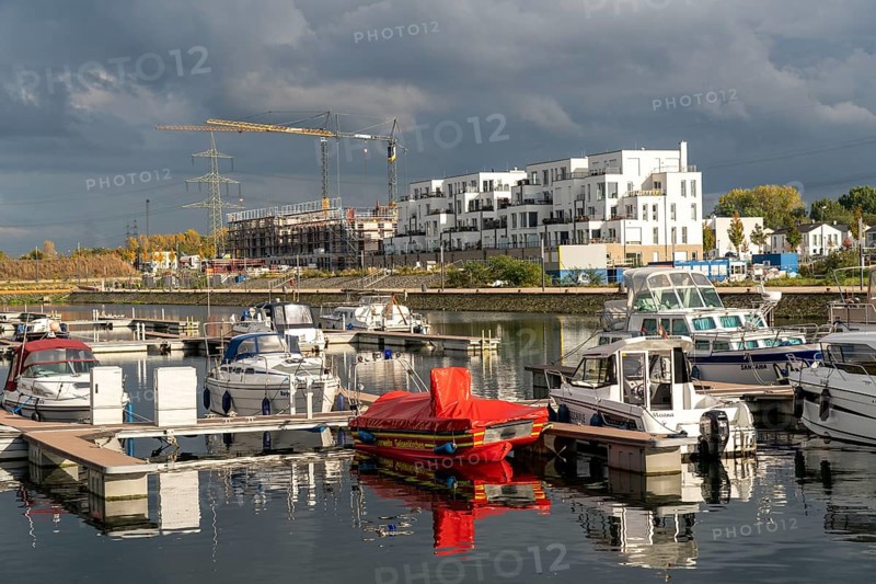 New urban quarter Graf Bismarck and Stölting Marina, on the Rhine-Herne Canal, residential and commercial development on the site of the power station of the former Graf Bismarck colliery, marina, in Gelsenkirchen, North Rhine-Westphalia, Germany, Europe
