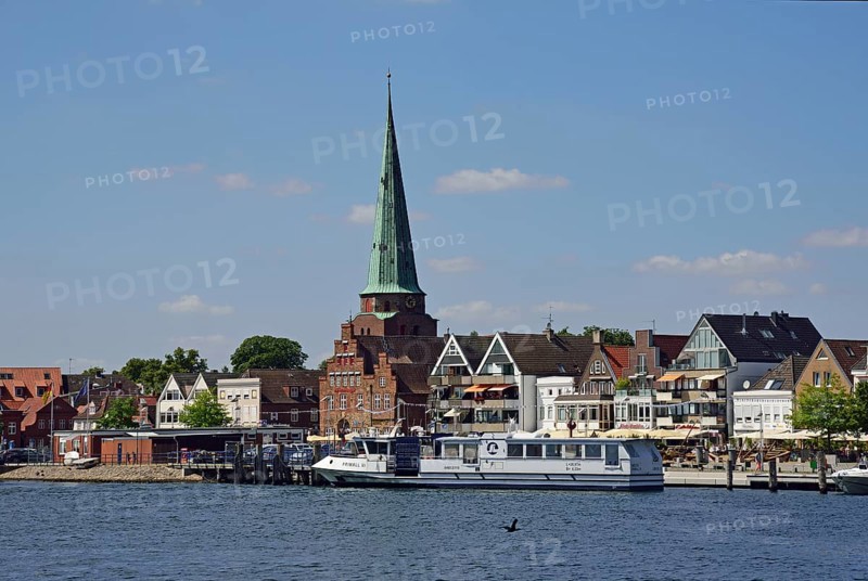 Europe, Germany, Schleswig Holstein, Baltic Sea, Lübeck-Travemünde, Trave, View to Vorderreihe and City, Hamburg, Hamburg, Federal Republic of Germany, Europe