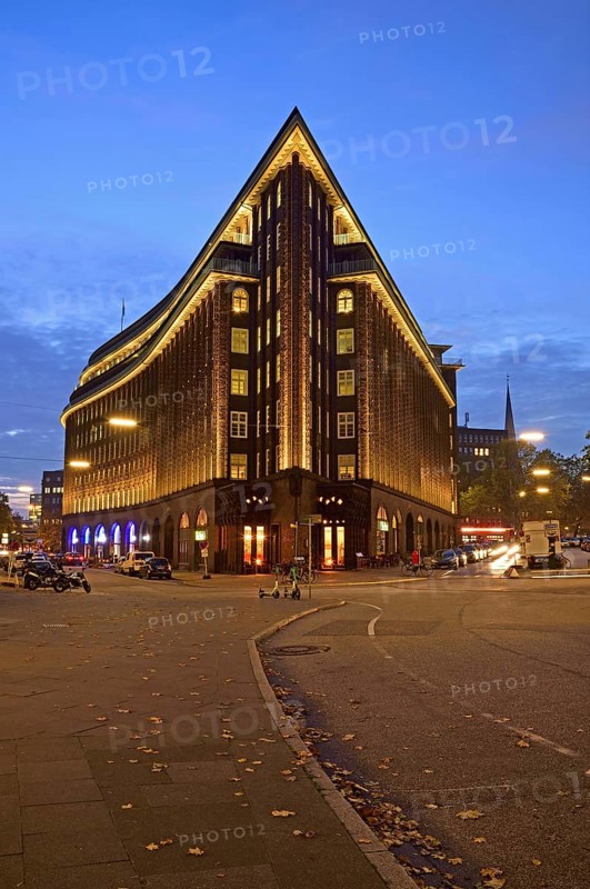 Europe, Germany, Hamburg, City, Kontorhausviertel, Chilehaus, clinker brick facade, built 1922 to 1924 by Fritz Höger, World Heritage Site, twilight, gable end, Europe