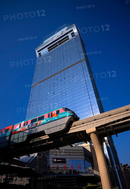 Monorail in front of The View At The Palm Hotel, Traffic, The Palm Jumeirah, Dubai, United Arab Emirates, VAR, Asia