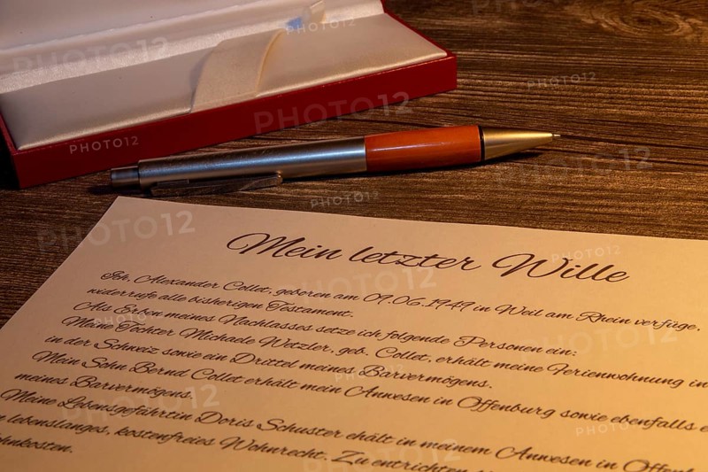 Symbolic image of a will: will and biros on a table