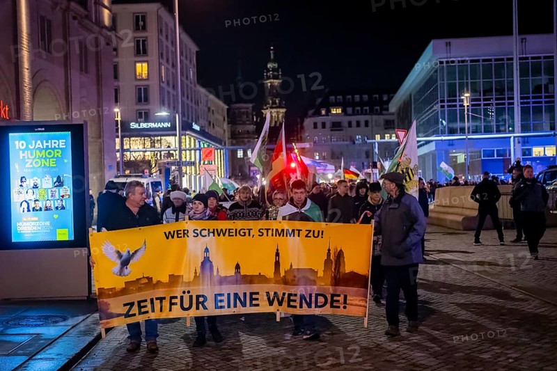 To mark 13 February and the destruction of Dresden in the Second World War, the small right-wing extremist party Freie Sachsen organised a demonstration and marched through the centre of Dresden in front of the Church of Our Lady with revanchist and fantasy flags and loudspeakers. They distorted historical facts, voiced conspiracy theories and shouted slogans that jeopardised the rule of law, Dresden, Saxony, Germany, Europe