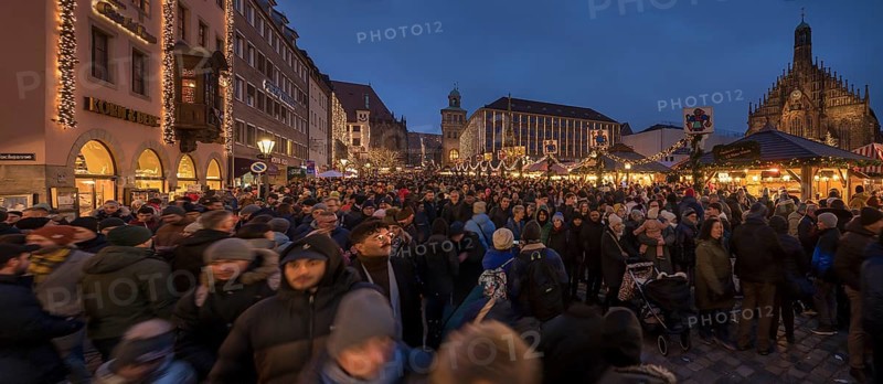 Visitors at the Nuremberg Christmas Market on Saturday evening, Nuremberg, Middle Franconia, Bavaria, Germany, Europe