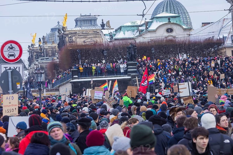 Several thousand people protested on Sunday in Dresden and elsewhere, against the AfD and in favour of democracy. Similar demonstrations have been taking place in many German cities for days. Between 25, 000 and 40, 000 participants were estimated. The Schlossplatz is filled with a crowd, Dresden, Saxony, Germany, Europe