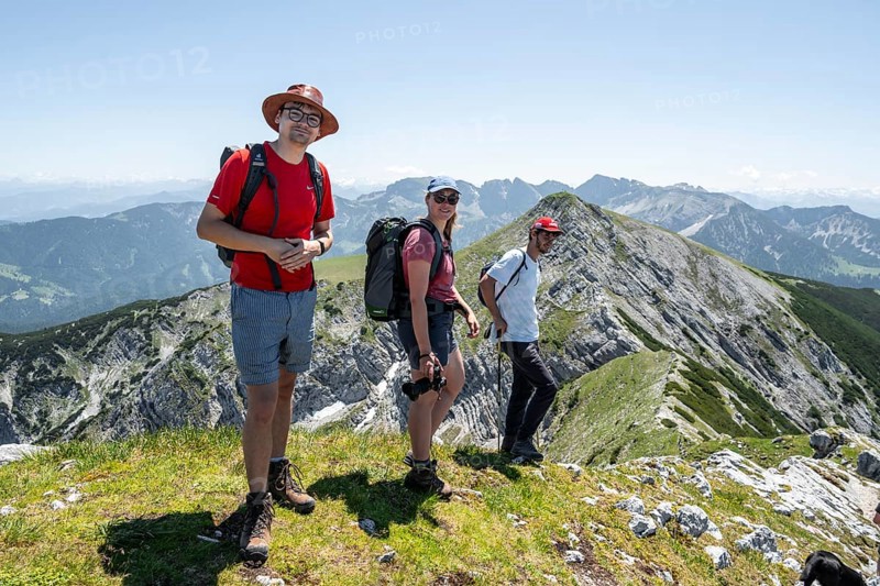 Three friends, mountaineers on the summit ridge of Unnütz, behind Achensee and Seekarspitze, Unnütz crossing, Brandenberg Alps, Tyrol, Austria, Europe