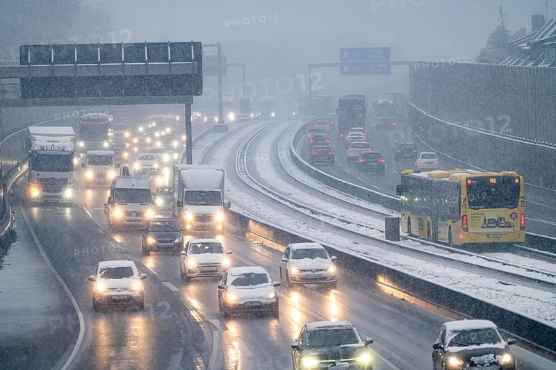 Winter weather, heavy snowfall, traffic jam on the A40 motorway in Essen, local bus, bus lane, North Rhine-Westphalia, Germany, Europe