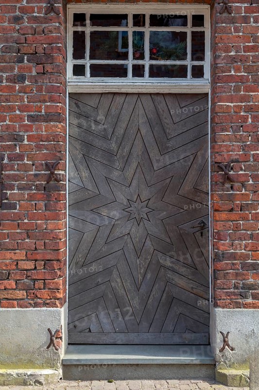 Red brick house façade with old front door, Historische Freiheit Raesfeld, Münsterland, North Rhine-Westphalia, Germany, Europe