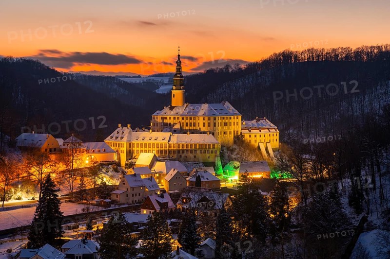 Winter evening in the Müglitz valley, impressively illuminated Weesenstein Castle at the blue hour, Weesenstein, Saxony, Germany, Europe