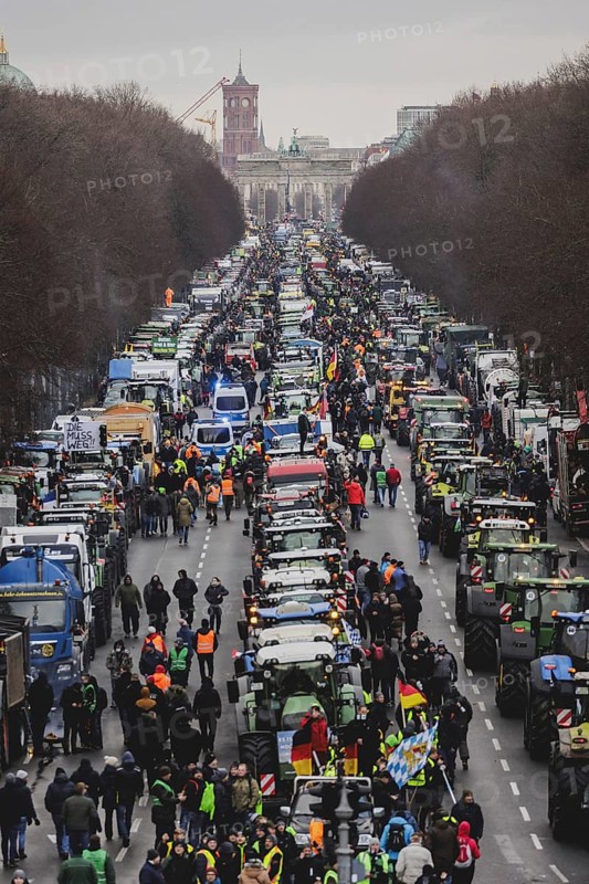 Road blockades, taken as part of the farmers' protests in Berlin, 15 January 2024. 10, 000 participants are expected on Monday as part of the farmers' protest week. Among other things, they are protesting against the austerity plans of the traffic light government