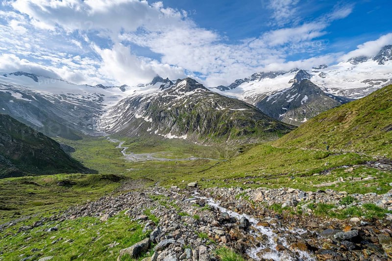 Picturesque mountain landscape with mountain stream, mountain peaks with snow and glacier Schwarzensteinkees, Hornkees and Waxeggkees, summit Schwarzenstein and Hornspitzen, valley Zemmgrund with Zemmbach, Berliner Höhenweg, Zillertal Alps, Tyrol, Austria, Europe