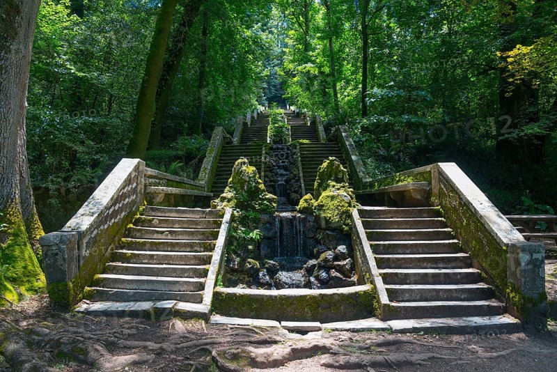 Steintreppe im Wald mit moosbedeckten Geländern und einem kleinen Wasserfall in der Mitte, Quelle Fonte Fría, Fonta Fria, Mata Nacional do Buçaco, National-Wald von Bussaco, Bucaco, Mealhada, Beira Litoral, Portugal, Europe