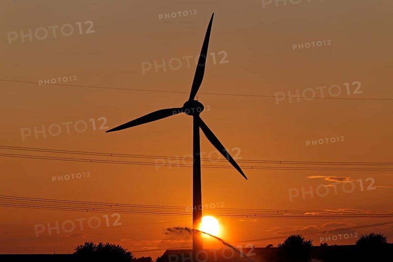 Sunset, wind power plant, field irrigation, silhouettes, Melbeck, Samtgemeinde Ilmenau, Lower Saxony, Germany, Europe