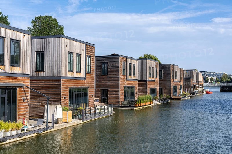 18 Floating residential buildings Havenlofts Nassauhaven, energy-neutral, solar cells, heat from biomass, timber construction, own wastewater treatment, floating residential street, pilot project tidal park, in the Feijenoord district, Rotterdam, Netherlands