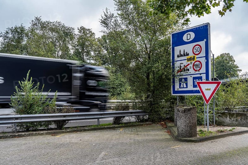 The border crossing Straelen, between Germany and the Netherlands, motorway A40 and A67 in NL, first day of increased border controls against irregular migration, traffic is running normally as usual, North Rhine-Westphalia, Germany, Europe