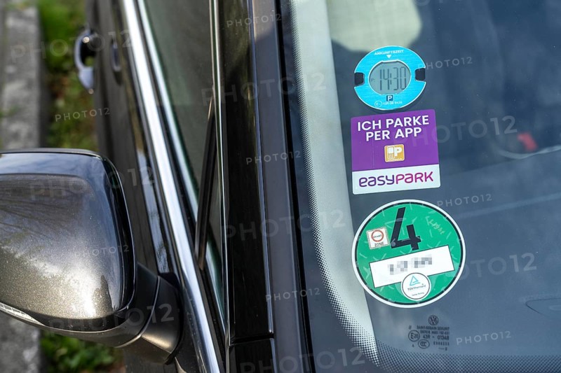 Electronic parking disc, car with a digital clock that indicates the arrival of the vehicle in a parking space, is considered a replacement for the analogue, sliding or rotating parking discs, with official approval, according to STVO, parking traffic sign 314, easypark sticker, refers to digital payment of the parking ticket via app