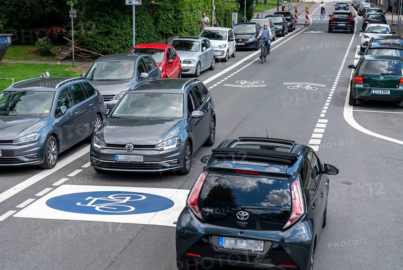 Bicycle road, cyclists have priority over car traffic, new cycle routes through Essen, here in the Rüttenscheid district, Kahrstrasse, part of the requirements of the clean air plan, against driving bans, Essen, North Rhine-Westphalia, Germany, Europe