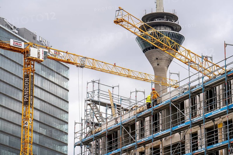 Large construction site, in Düsseldorf, Lorettoviertel, construction of condominiums, shell construction, North Rhine-Westphalia, Germany, Europe