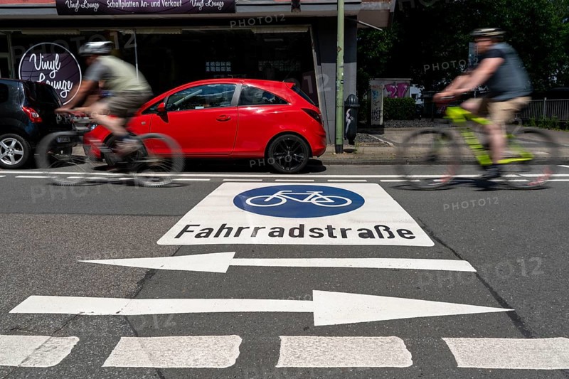 Bicycle road, cyclists have priority over car traffic, new cycle routes through Essen, here in the Rüttenscheid district, Kahrstrasse, part of the requirements of the clean air plan, against driving bans, Essen, North Rhine-Westphalia, Germany, Europe