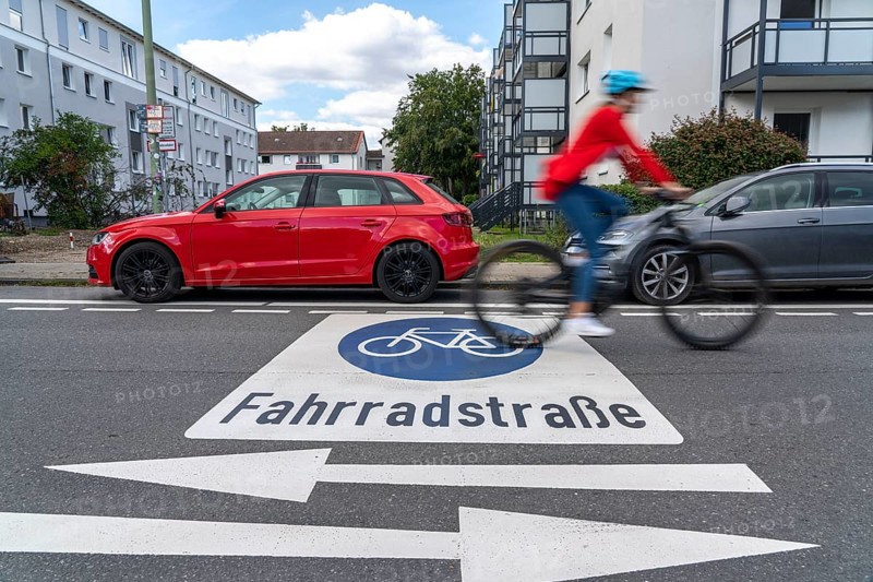 Bicycle road, cyclists have priority over car traffic, new cycle routes through Essen, here in the Rüttenscheid district, Kahrstrasse, part of the requirements of the clean air plan, against driving bans, Essen, North Rhine-Westphalia, Germany, Europe