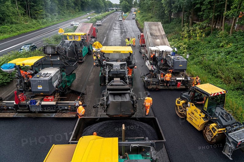 Renewal of the road surface on the A40 motorway between the Kaiserberg junction and Mülheim-Heißen, in the direction of Essen, over a length of 7.6 kilometres, with whisper asphalt, so-called open-pored asphalt, 10-day closure of the motorway, North Rhine-Westphalia, Germany, Europe
